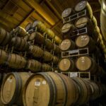 Intérieur de cave avec barriques de vin empilées sur plusieurs niveaux