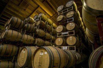 Intérieur de cave avec barriques de vin empilées sur plusieurs niveaux